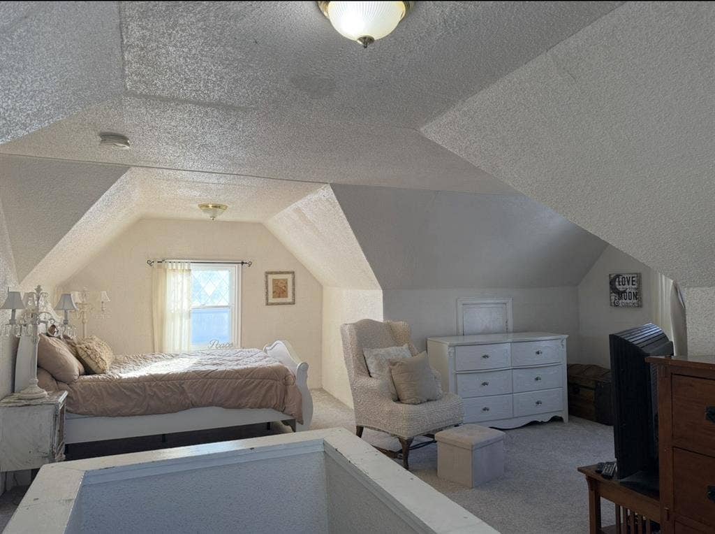 Cozy Room in a Victorian home!