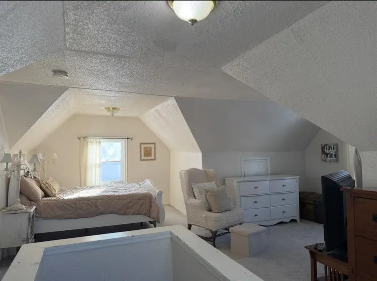 Cozy Room in a Victorian home!