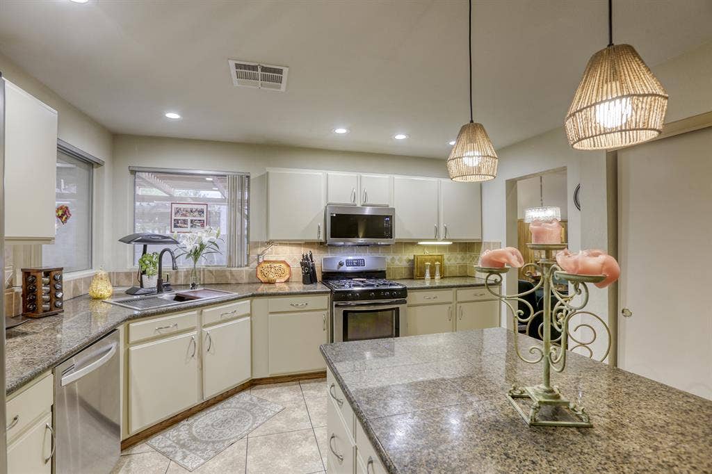 Large Master Suite in quiet home