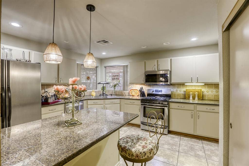 Large Master Suite in quiet home