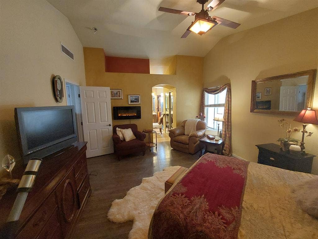 Large Master Suite in quiet home