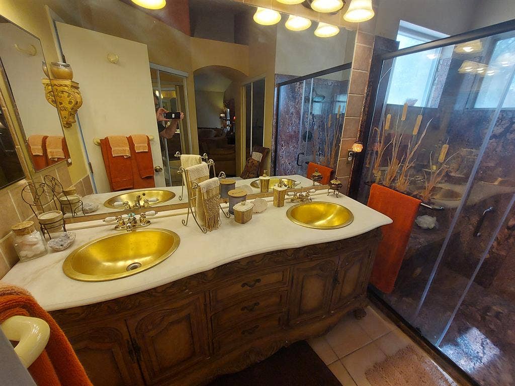 Large Master Suite in quiet home