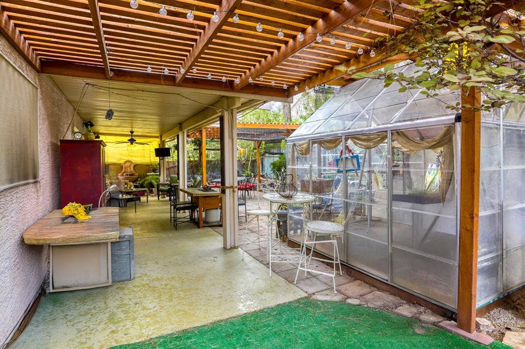 Large Master Suite in quiet home