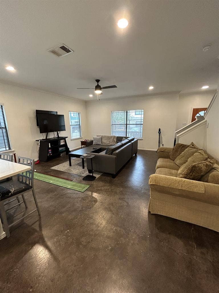 URGENT LEASE TAKEOVER- GUYS ONLY