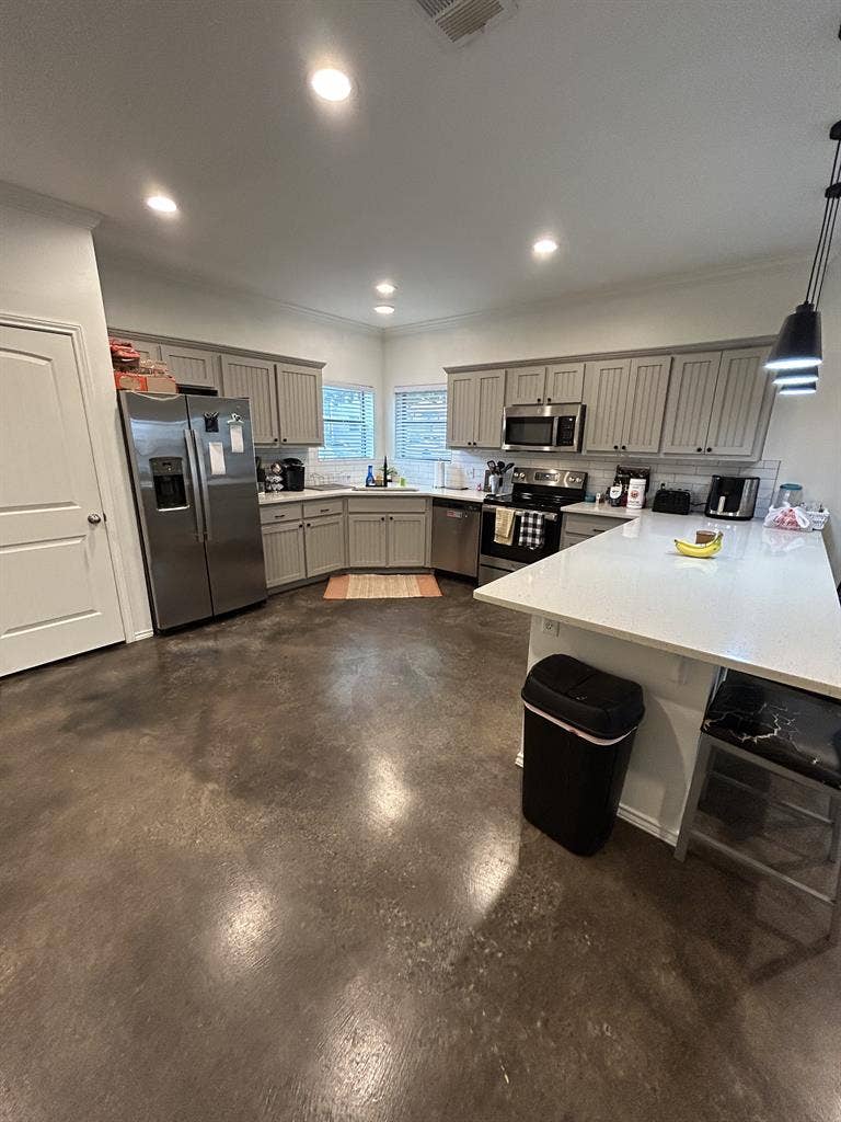 URGENT LEASE TAKEOVER- GUYS ONLY