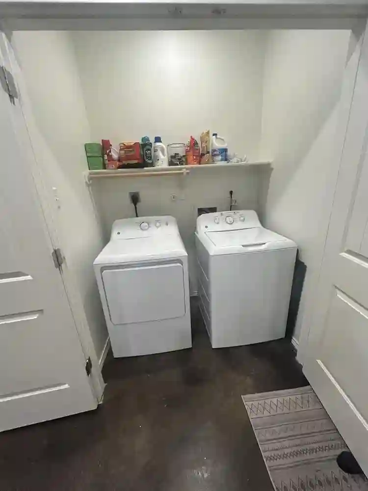 URGENT LEASE TAKEOVER- GUYS ONLY