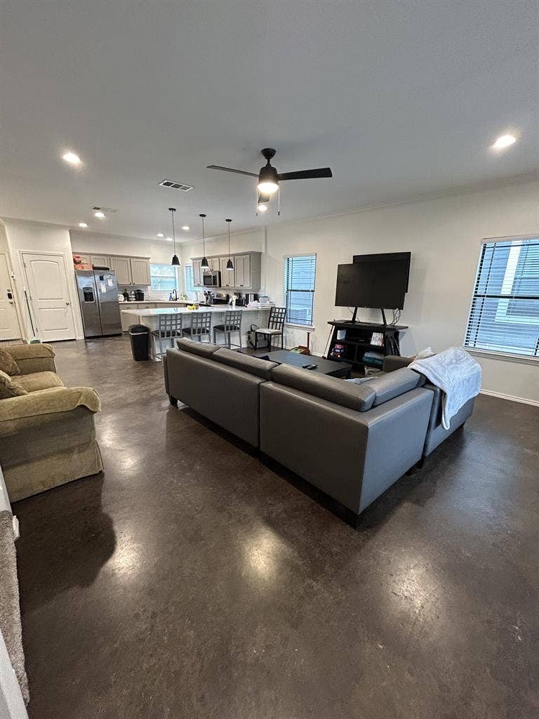 URGENT LEASE TAKEOVER- GUYS ONLY