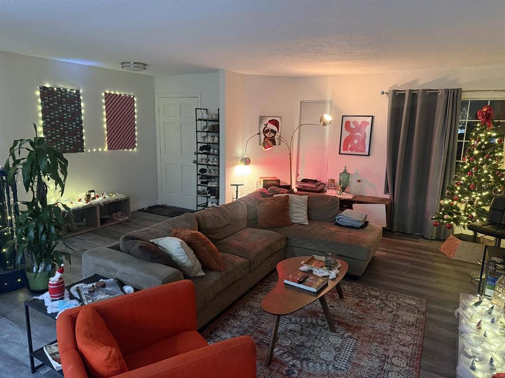 Room with private bathroom in PB