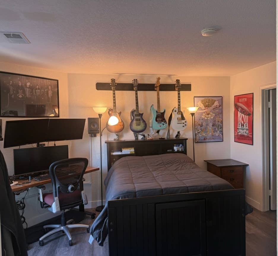 Room with private bathroom in PB