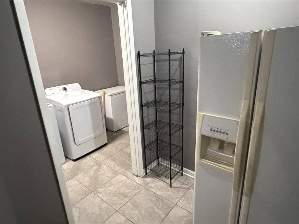 Looking for roommate