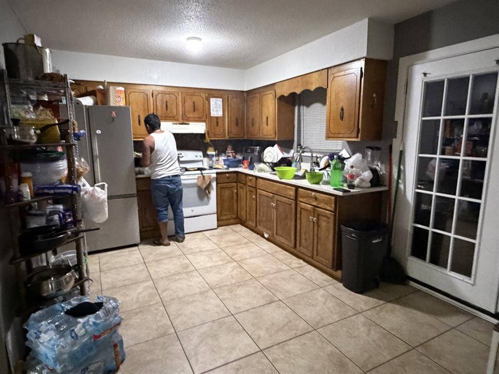 Looking for roommate