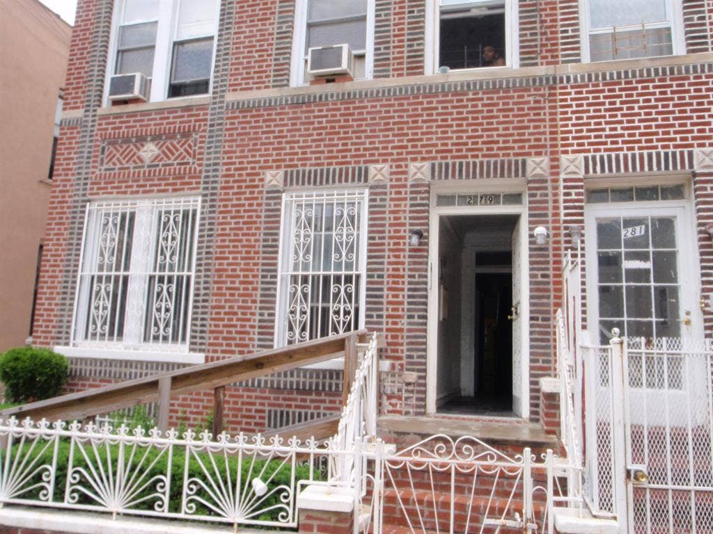 Large, Sunny room Available NOW