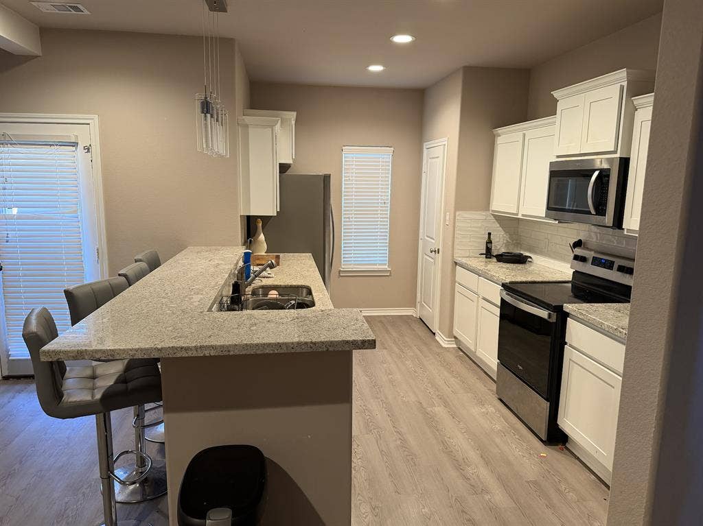 Sublease - $/mo -FREE UTILITIES