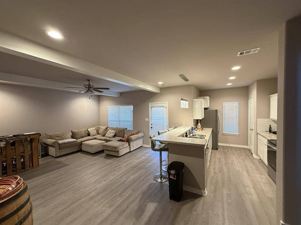 Sublease - $/mo -FREE UTILITIES