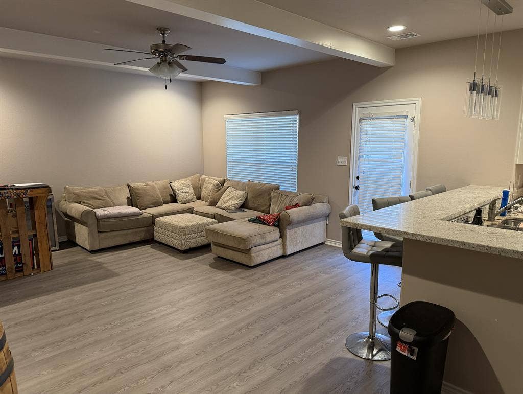 Sublease - $/mo -FREE UTILITIES