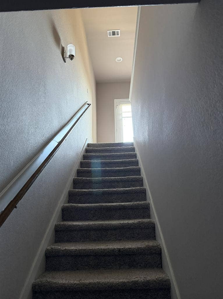 Sublease - $/mo -FREE UTILITIES