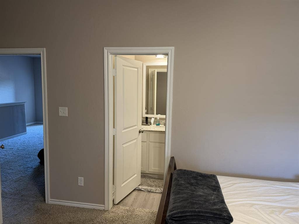 Sublease - $/mo -FREE UTILITIES