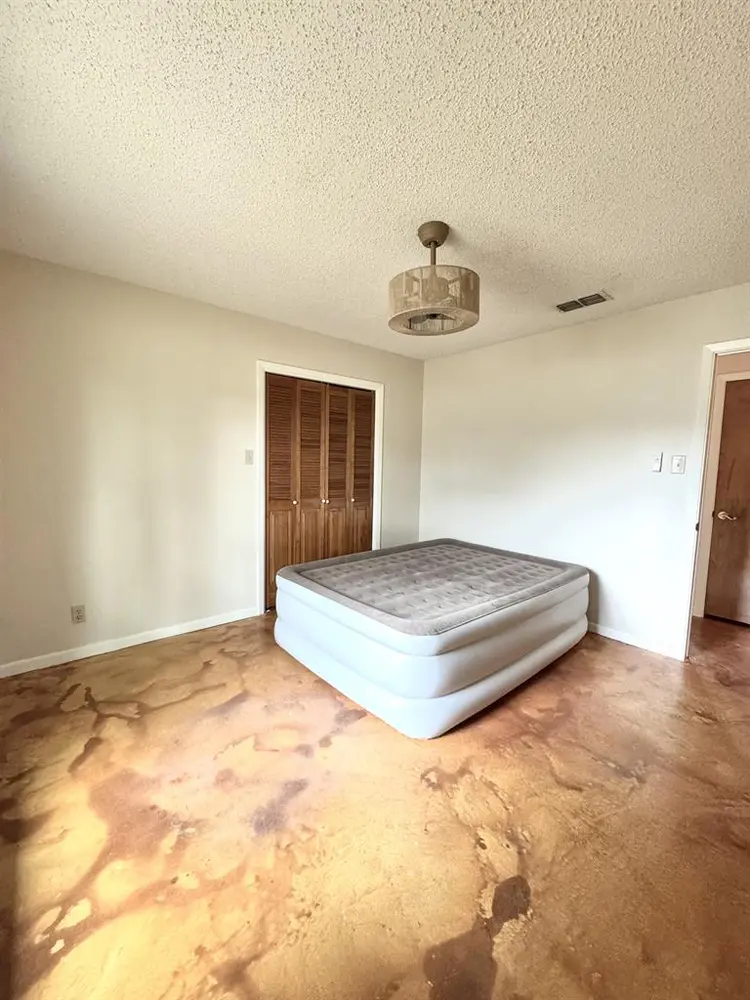 Seeking 1 roommate in Bastrop Feb 1