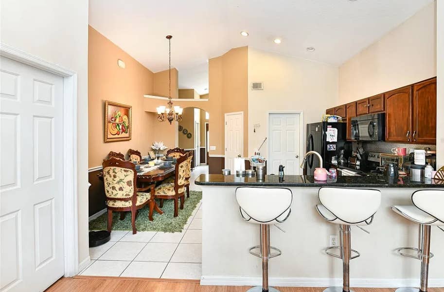 5 bedroom house with pool