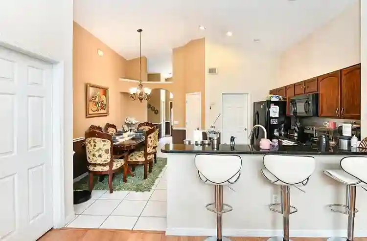 5 bedroom house with pool