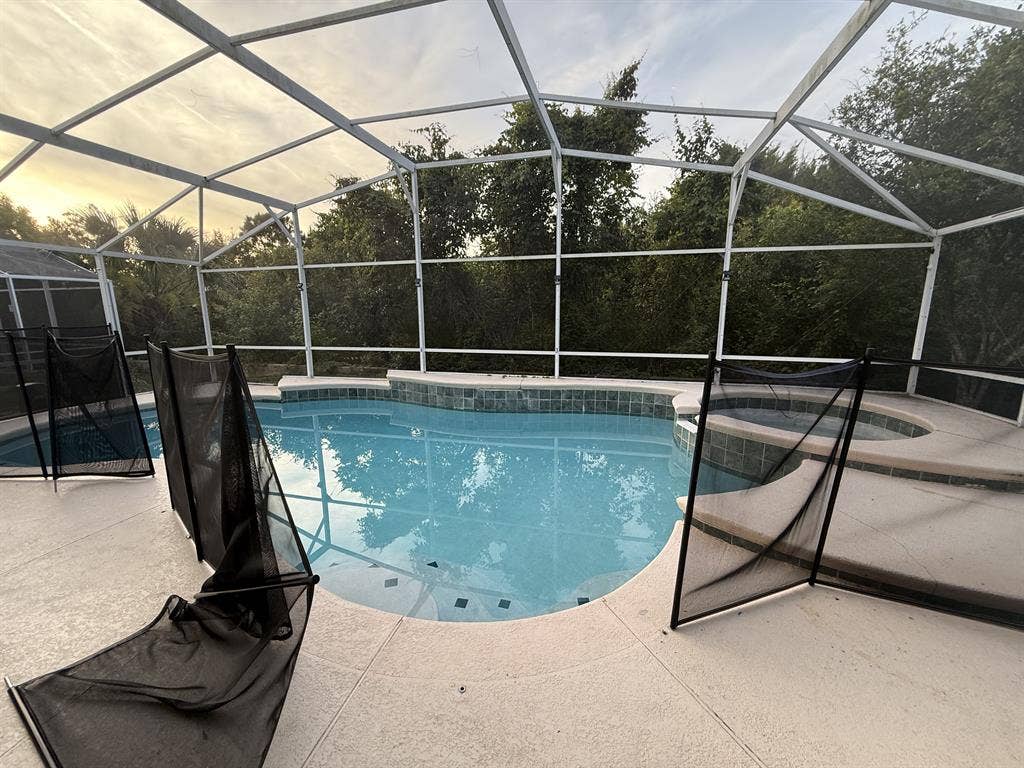 5 bedroom house with pool