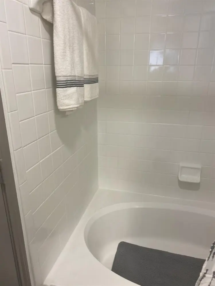 LOOKING FOR A ROOMATE