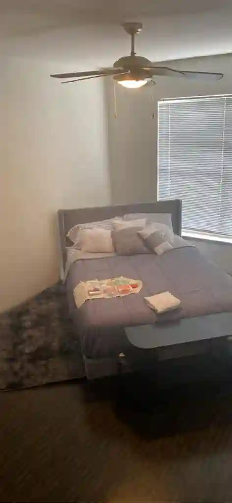 LOOKING FOR A ROOMATE