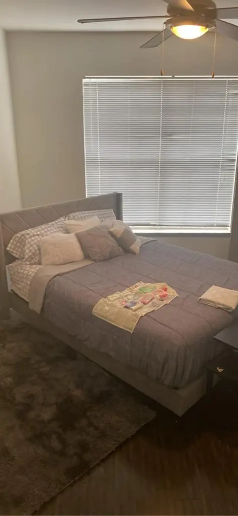 LOOKING FOR A ROOMATE