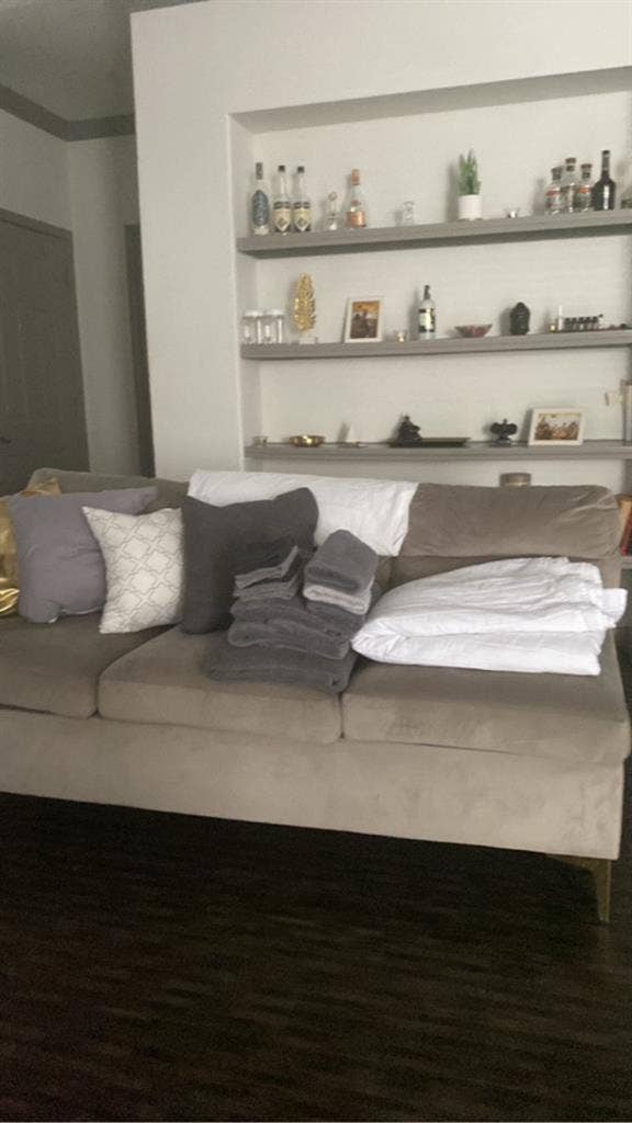 LOOKING FOR A ROOMATE