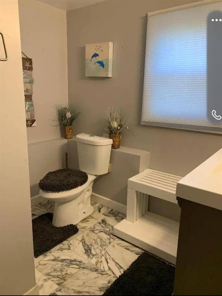 Quiet Spacious Room w Kitchen