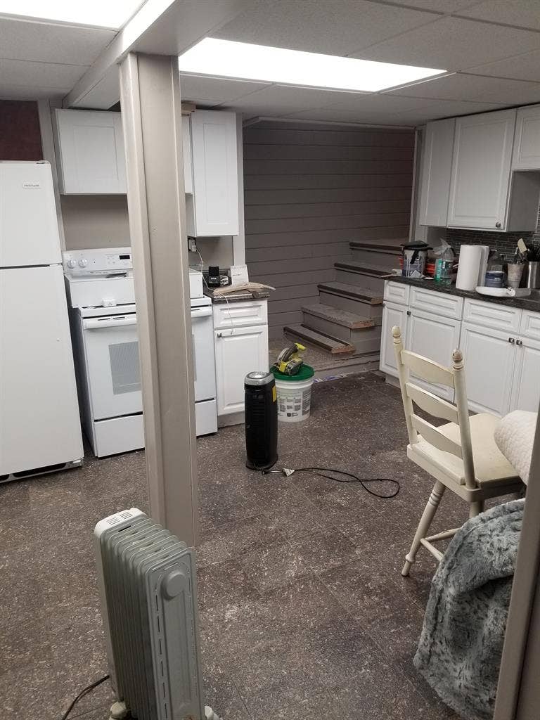 Quiet Spacious Room w Kitchen