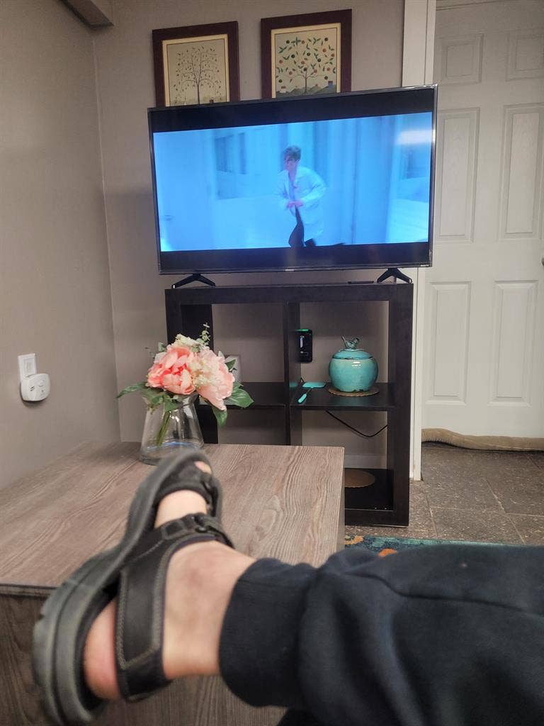 Quiet Spacious Room w Kitchen