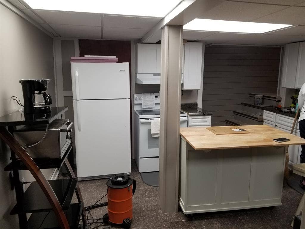 Quiet Spacious Room w Kitchen