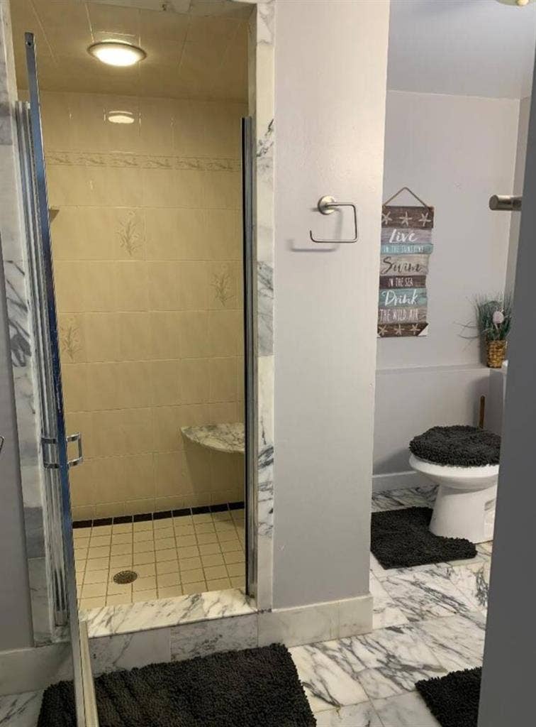 Quiet Spacious Room w Kitchen