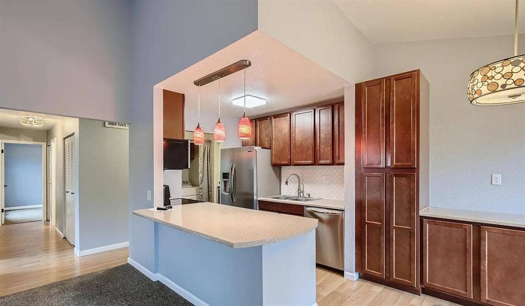 Room for Rent in BA Townhouse