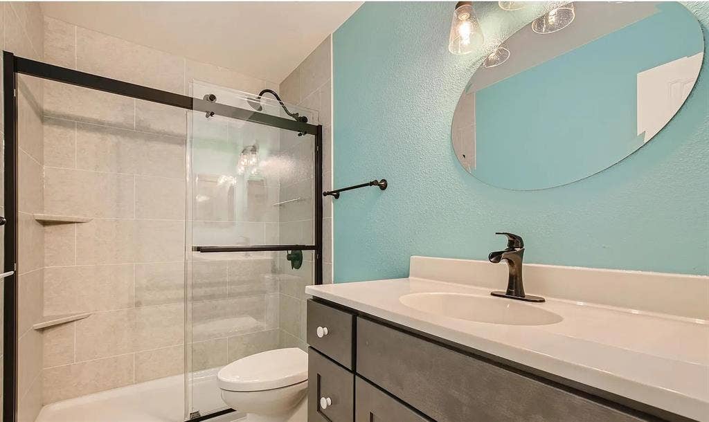 Room for Rent in BA Townhouse