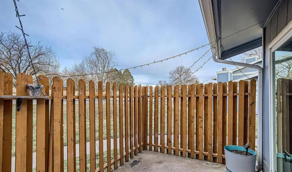 Room for Rent in BA Townhouse