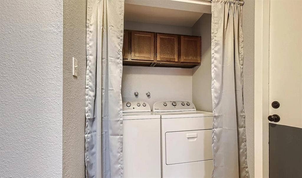 Room for Rent in BA Townhouse