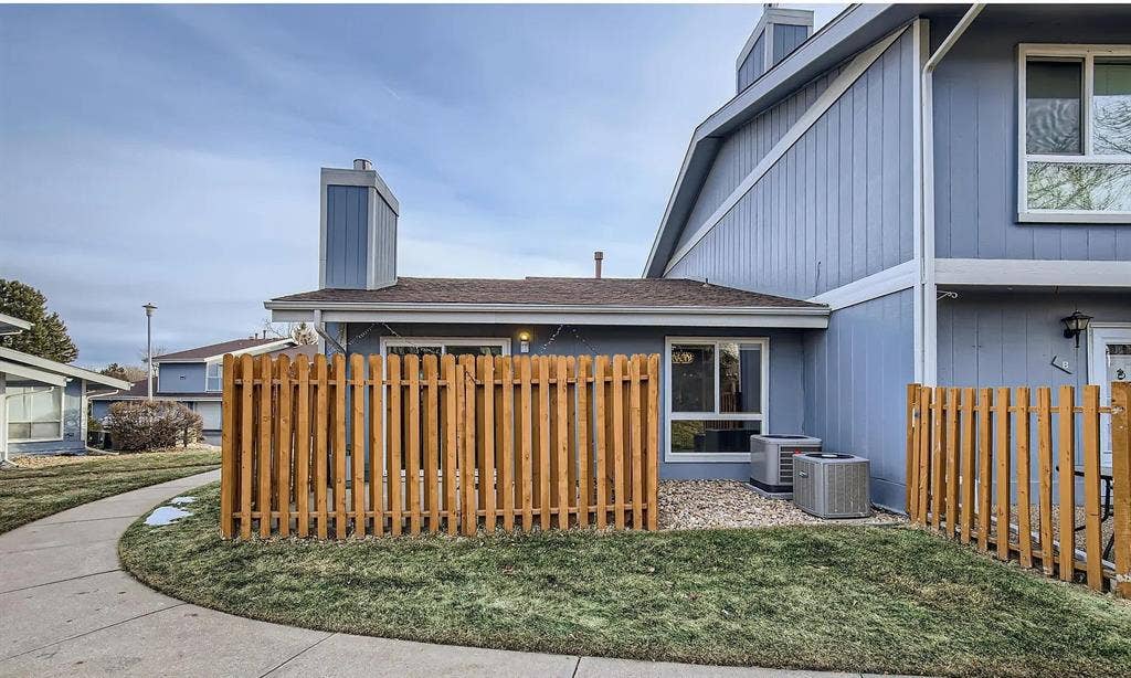 Room for Rent in BA Townhouse