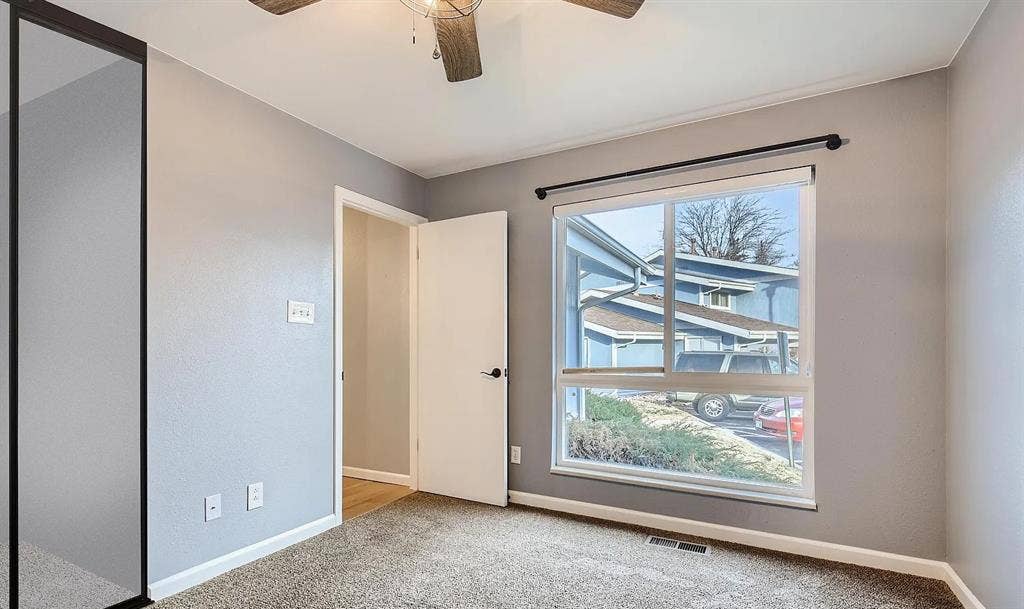 Room for Rent in BA Townhouse