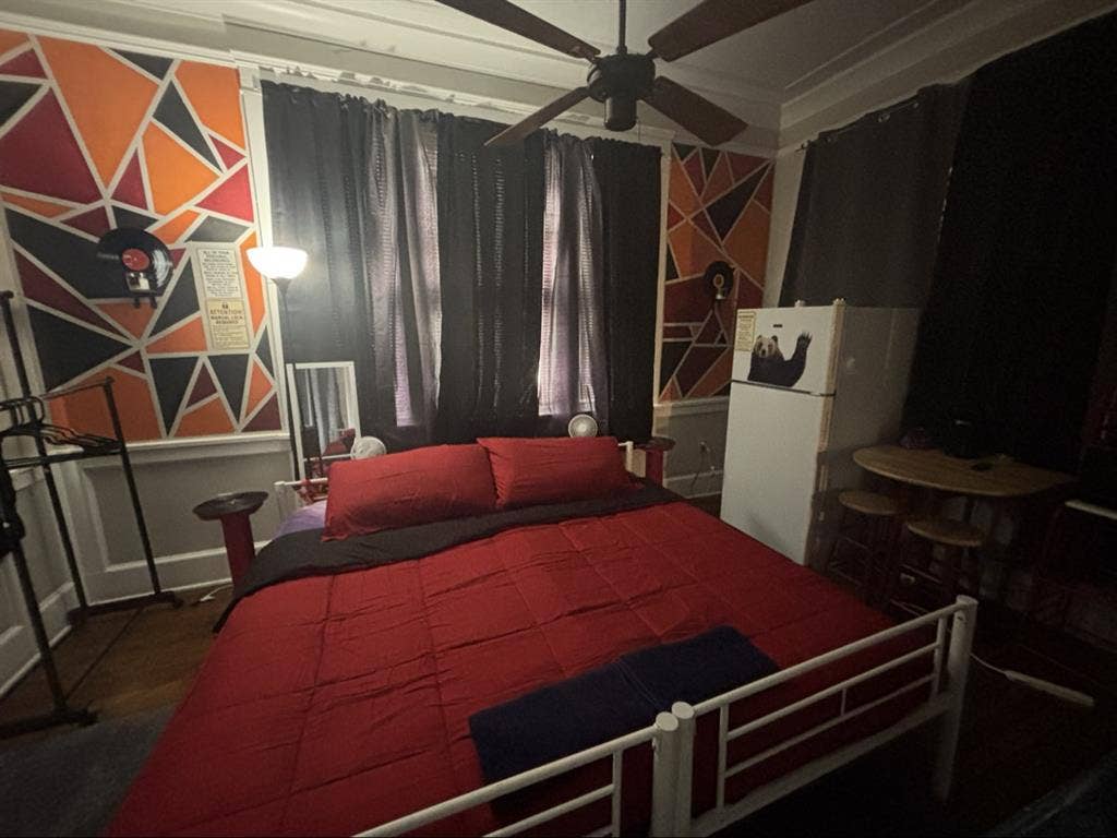 1 king bed, furnished. Private entrance