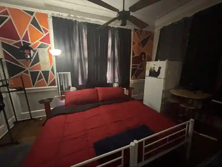 1 king bed, furnished. Private entrance