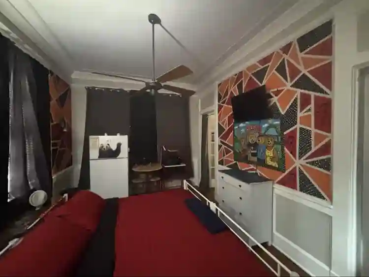 1 king bed, furnished. Private entrance