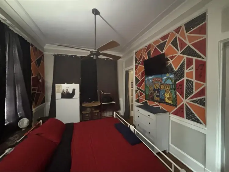 1 king bed, furnished. Private entrance