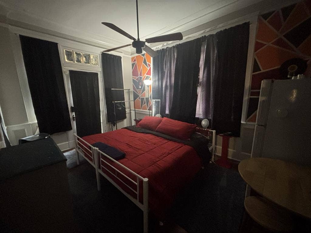 1 king bed, furnished. Private entrance