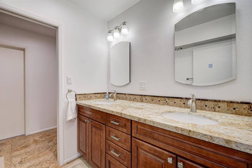 8 BR in Glendale