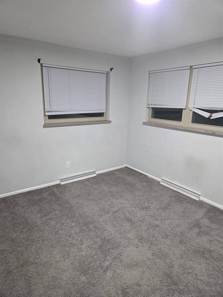 Large Unfurnished Room for Rent – $