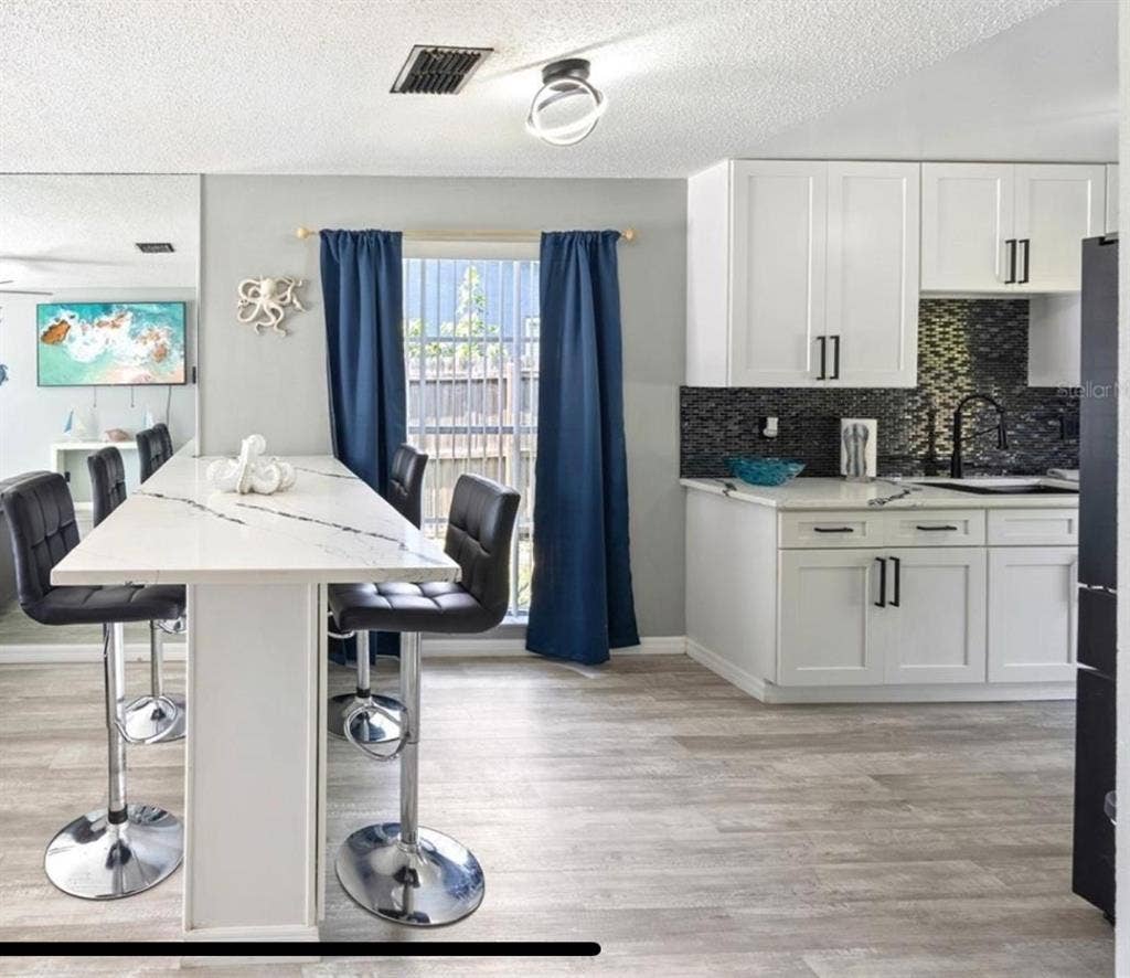 Monthly Flat fee - roommates wanted