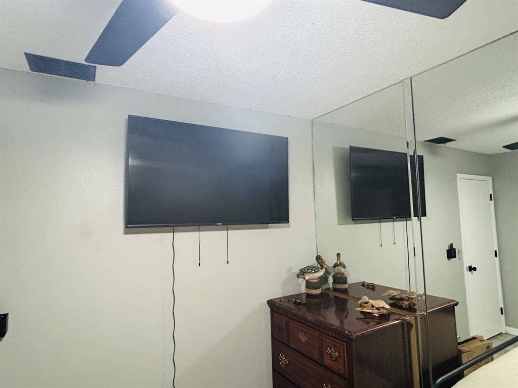 Monthly Flat fee - roommate wanted