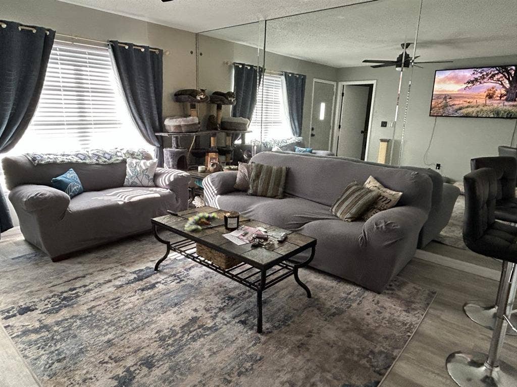 Monthly Flat fee - roommates wanted